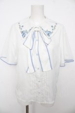 画像1: axes femme / ネモフィラ刺繍ブラウス F 白 Y-26-08-18-022-AX-BL-SZ-ZY (1)