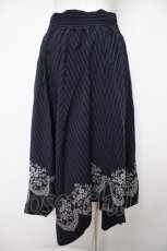 画像2: axes femme / 裾刺繍イレヘムスカート M 紺 Y-26-08-24-103-AX-SK-SZ-ZY (2)