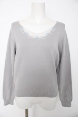 画像1: axes femme / シフォン使い刺繍ニットプルオーバー M グレー Y-26-08-28-058-AX-TO-SZ-ZY (1)