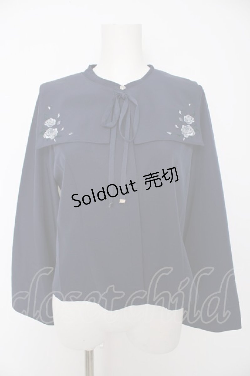 画像1: axes femme / 薔薇刺繍付け襟セットブラウス F 紺 Y-26-09-04-061-AX-BL-SZ-ZY (1)