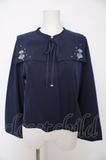 画像1: axes femme / 薔薇刺繍付け襟セットブラウス F 紺 Y-26-09-04-061-AX-BL-SZ-ZY (1)