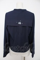 画像2: axes femme / 薔薇刺繍付け襟セットブラウス F 紺 Y-26-09-04-061-AX-BL-SZ-ZY (2)