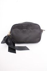 画像2: Maison de FLEUR / サテンリボンショルダーバッグ F ブラック Y-26-09-05-041-LO-BG-SZ-ZY (2)