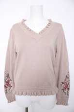 画像1: axes femme / フラワー刺繍袖Ｖネックニット F モカ Y-26-09-05-158-AX-TO-SZ-ZY (1)