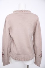 画像2: axes femme / フラワー刺繍袖Ｖネックニット F モカ Y-26-09-05-158-AX-TO-SZ-ZY (2)
