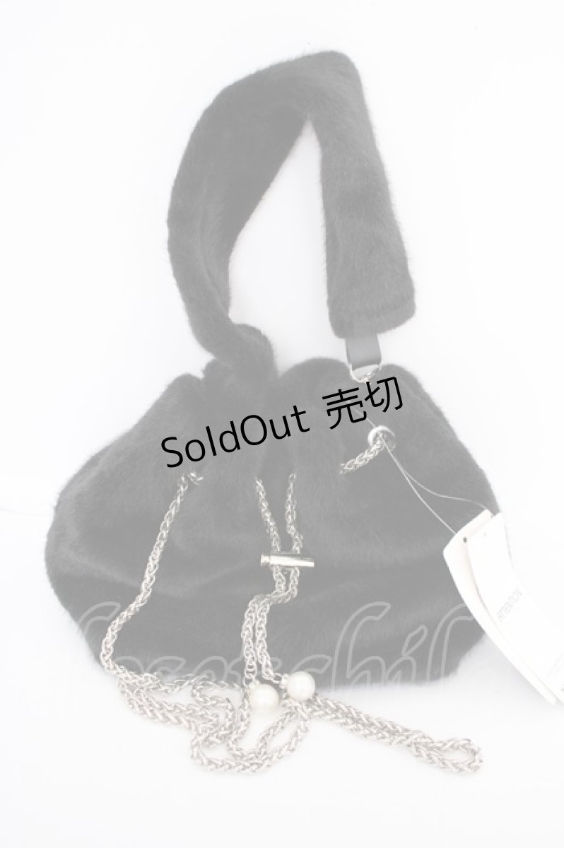 画像1: axes femme / チェーン使いファーバッグ  黒 Y-26-09-05-025-AX-BG-SZ-ZY (1)
