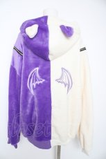画像2: NieR Clothing / ふわもこバイカラーボアアウター  紫×白 Y-26-09-06-056-PU-CO-SZ-ZY (2)