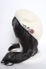 画像2: axes femme / ローズ刺繍ベレー  生成り Y-26-09-07-004-AX-AC-SZ-ZY (2)