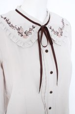 画像3: axes femme / ブーケ刺繍フリル襟ブラウス M ベージュ Y-26-09-26-010-AX-BL-SZ-ZY (3)