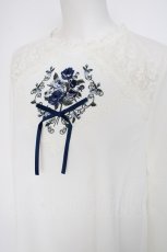 画像3: axes femme / リボン付薔薇刺繍プルオーバー F サックス Y-26-09-26-014-AX-BL-SZ-ZY (3)