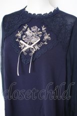 画像3: axes femme / リボン付薔薇刺繍プルオーバー F 紺 Y-26-09-26-015-AX-BL-SZ-ZY (3)