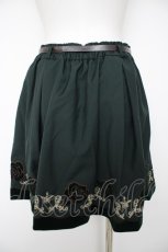 画像2: axes femme POETIQUE / 薔薇ベロア刺繍ミニスカート  グリーン Y-26-10-03-090-AX-SK-SZ-ZY (2)