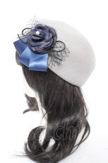 画像2: axes femme / コサージュ付きトーク帽 57.5cm グレー Y-26-10-04-017-AX-AC-SZ-ZY (2)