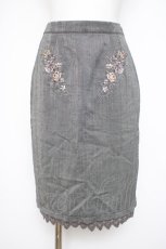 画像1: axes femme / 刺繍入りタイトスカート  グレー Y-26-10-10-116-AX-SK-SZ-ZY (1)