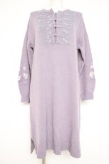 画像1: axes femme / 袖刺繍チャイナ釦ニットワンピース  ラベンダー Y-26-10-12-104-AX-OP-SZ-ZY (1)