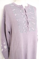 画像2: axes femme / 袖刺繍チャイナ釦ニットワンピース  ラベンダー Y-26-10-12-104-AX-OP-SZ-ZY (2)