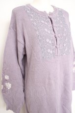 画像2: axes femme / 袖刺繍チャイナ釦ニットワンピース M ラベンダー Y-26-10-12-110-AX-OP-SZ-ZY (2)