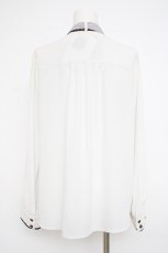 画像3: axes femme POETIQUE / ディズニー ツイステッドワンダーランド カラーリボンアイコンブラウス M 白 Y-26-10-20-040-AX-BL-SZ-ZY (3)