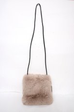 画像1: axes femme / ボリュームファーポシェット  ベージュ Y-26-10-23-084-AX-BG-SZ-ZY (1)