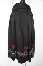 画像2: axes femme / 彼岸花刺繍サス付スカート F 黒 Y-26-10-29-071-AX-SK-SZ-ZY (2)