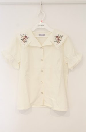 画像: axes femme POETIQUE / ブーケ刺繍襟ブラウス M キナリ O-26-01-23-047-AX-BL-OW-ZT188