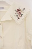 画像2: axes femme POETIQUE / ブーケ刺繍襟ブラウス M キナリ O-26-01-23-047-AX-BL-OW-OS (2)