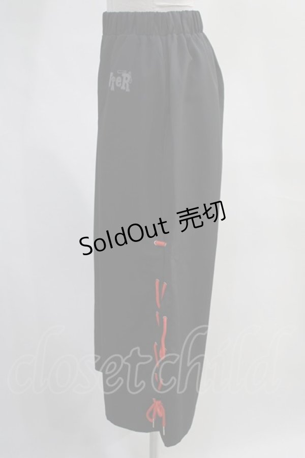 画像2: NieR Clothing / レースアップワイドパンツ  黒×赤 H-24-02-08-009-PU-PA-KB-ZH (2)