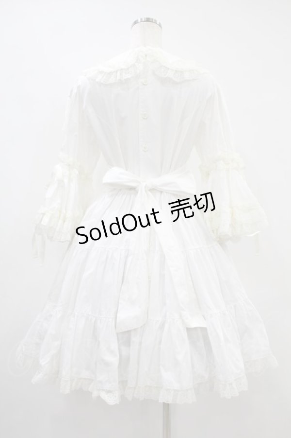 画像2: metamorphose / ラッパ袖ティアードワンピース(無地) Free 白 H-24-08-12-014-ME-OP-NS-ZH (2)