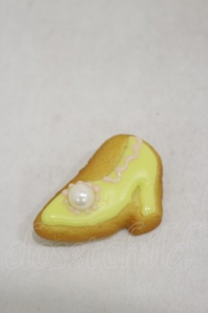 画像: Q-pot. / High heel Sugar Cookieブローチ  イエロー H-24-10-22-025-QP-ZA-KB-ZH