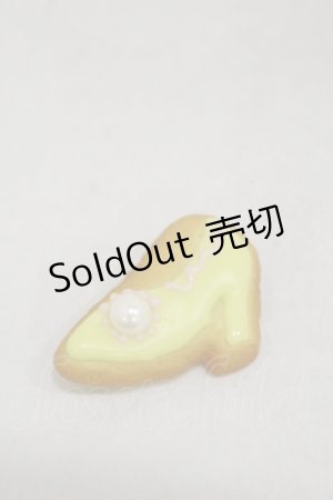画像: Q-pot. / High heel Sugar Cookieブローチ  イエロー H-24-10-22-025-QP-ZA-KB-ZH