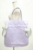 画像2: Maison de FLEUR / OCTAVINELLE/サイドリボントート/ディズニーツイステッドワンダーランドコラボ  ラベンダー H-25-02-24-052-LO-BG-NS-ZH (2)