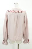 画像2: axes femme kawaii / スカラップ苺刺繍ブラウス M ピンク H-25-03-11-1052-AX-BL-NS-ZH (2)