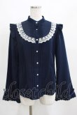 画像1: axes femme kawaii / リボンブローチ付肩フリルブラウス M ネイビー H-25-03-22-036-AX-BL-NS-ZH (1)