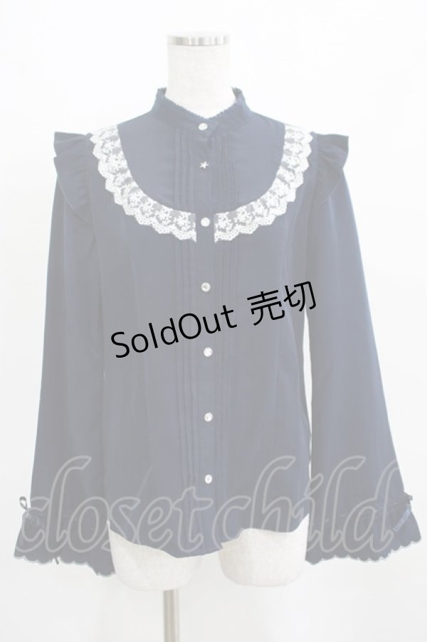 画像1: axes femme kawaii / リボンブローチ付肩フリルブラウス M ネイビー H-25-03-22-036-AX-BL-NS-ZH (1)
