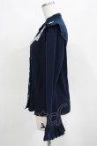 画像2: axes femme kawaii / リボンブローチ付肩フリルブラウス M ネイビー H-25-03-22-036-AX-BL-NS-ZH (2)