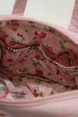 画像3: Maison de FLEUR / Hello Kitty/スクエアポーチ  ピンク H-25-03-22-053-LO-ZA-NS-ZH (3)