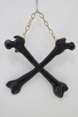 画像1: THE BLACKENED TEETH / Crossbones Wall Hanging   H-25-03-30-1060-PU-ZA-KB-ZH (1)