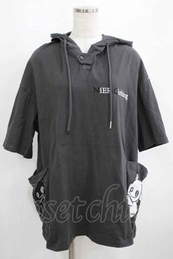 画像1: NieR Clothing / ポケット刺繍プルパーカー  グレー H-25-03-31-044-PU-TO-KB-ZH (1)