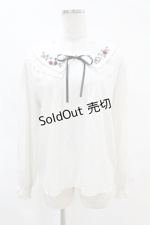 画像1: axes femme / リボン付き猫刺繍ブラウスプルオーバー Free オフ H-25-04-14-032-AX-BL-NS-ZH (1)