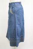 画像2: axes femme / 前釦刺繍入ミドルスカート M ブルー H-25-04-20-030-AX-SK-NS-ZH (2)