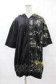 画像1: NieR Clothing / 総柄ZIP半袖パーカー  黒×プリント H-25-04-22-045-PU-TO-KB-ZH (1)
