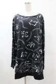 画像1: NieR Clothing / 総柄プリントカットソー F 黒 H-25-05-01-1055-PU-TO-KB-ZH (1)