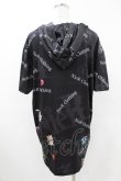 画像2: NieR Clothing / 総柄半袖プルパーカー  黒 H-25-05-13-1061-PU-TO-KB-ZH (2)