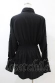 画像2: NieR Clothing / ベルト風ロングシャツ  黒 H-25-05-25-1024-PU-OP-KB-ZH (2)