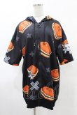 画像1: NieR Clothing / 総柄ZIP半袖パーカー  黒×どら焼き H-25-05-28-1051-PU-TO-KB-ZH (1)