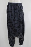 画像1: NieR Clothing / 総柄プリントサルエルパンツ F グレー H-25-06-09-1031-PU-PA-KB-ZH (1)