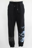 画像1: NieR Clothing / プリントSWEAT PANTS  黒 H-25-07-01-017-PU-PA-KB-ZH (1)