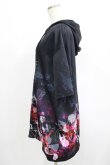 画像2: NieR Clothing / 総柄ZIP半袖パーカー F 黒 H-25-07-05-042-PU-TO-KB-ZH (2)