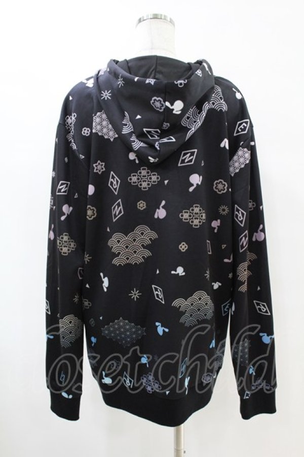 画像2: NieR Clothing / 総柄ZIPパーカー  黒 H-25-07-18-1054-PU-TO-KB-ZH (2)