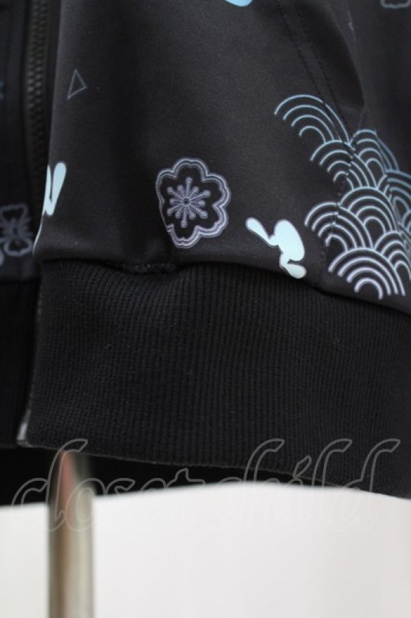 画像4: NieR Clothing / 総柄ZIPパーカー  黒 H-25-07-18-1054-PU-TO-KB-ZH (4)
